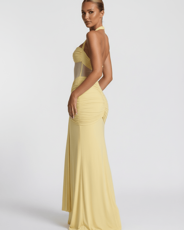 Maxi vestido blanco halter de mujer, silueta sirena elegante. Ideal para galas, bodas y cenas formales.
