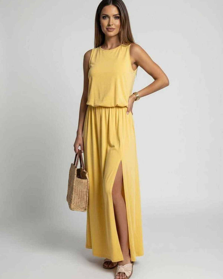 Elegante vestido maxi amarillo sin mangas con abertura lateral, ideal para un estilo casual de verano. Moda femenina.