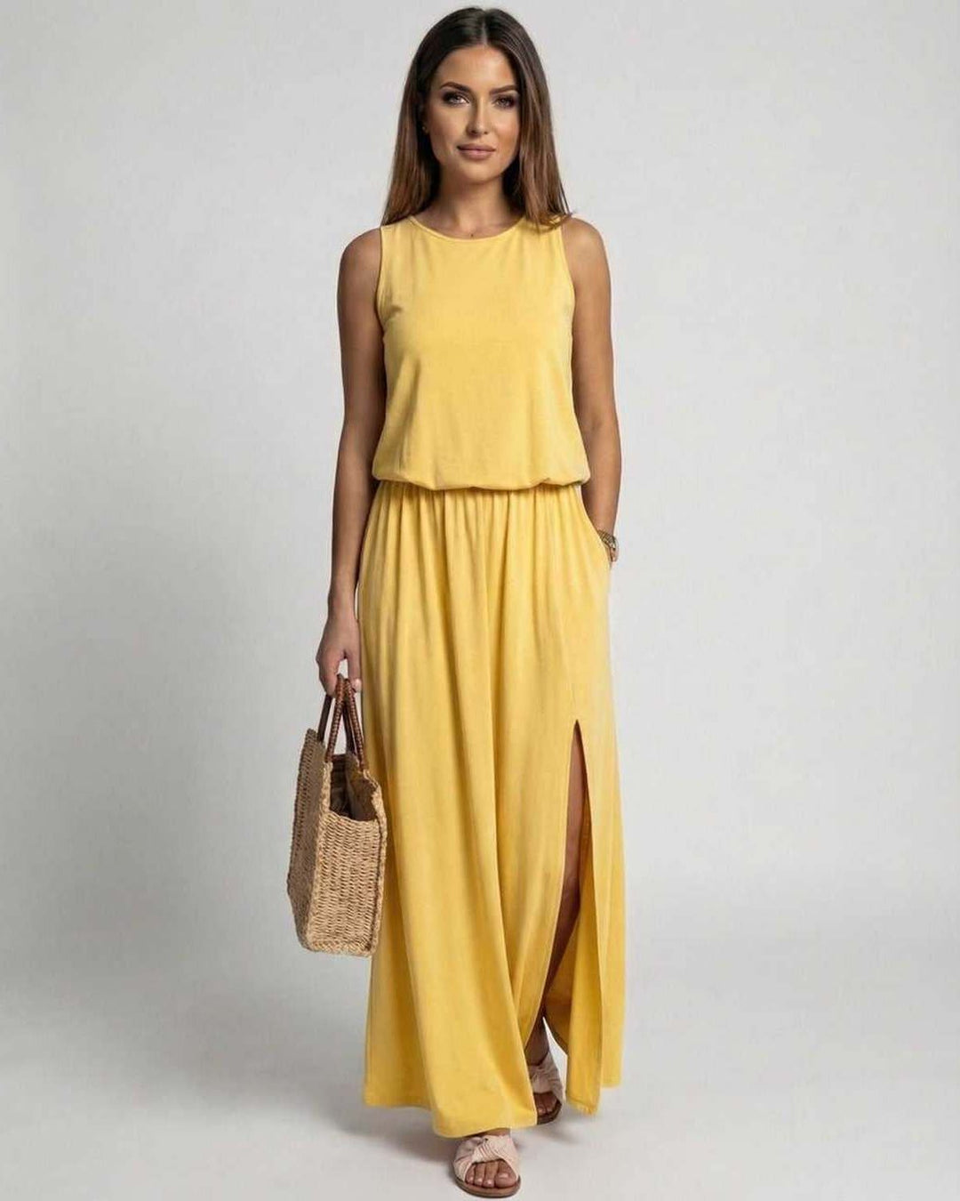 Vestido maxi Solara amarillo sin mangas para verano, con elegante abertura lateral y estilo bohemio. Moda femenina.