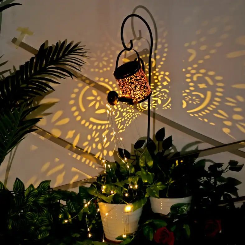 Ambiente mágico en jardín: regadera solar LED, decoración exterior con iluminación impermeable y estilo.