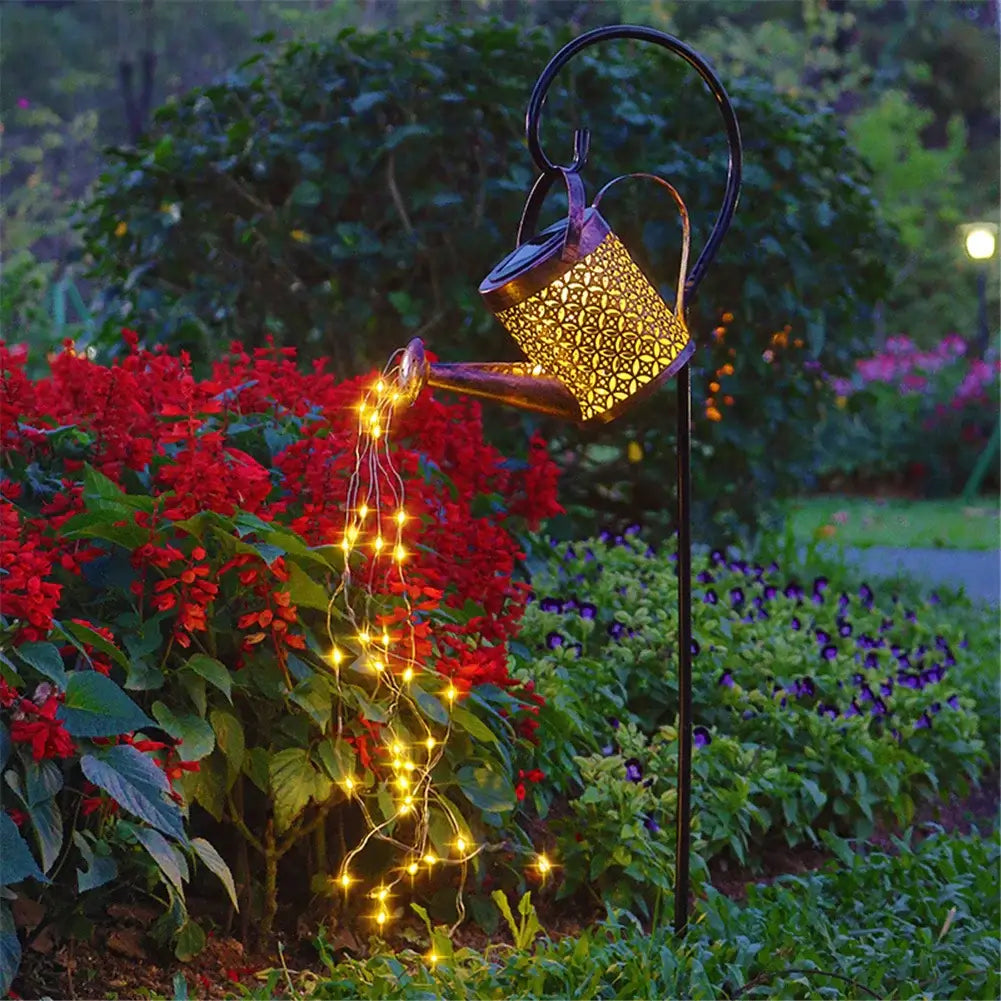 Regadera solar LED para exterior, embellece tu jardín con luz cálida y un toque mágico.