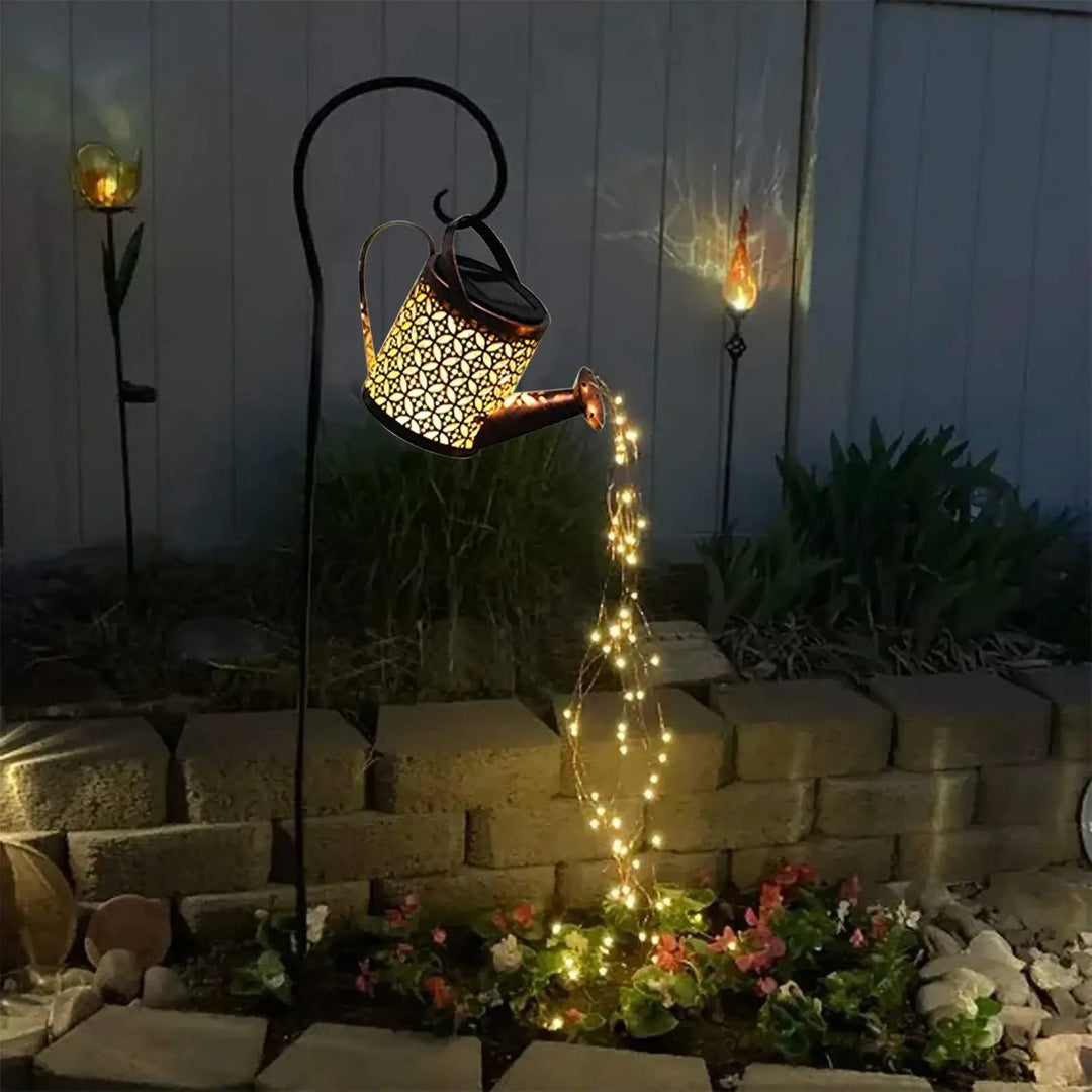 Decoración exterior: regadera solar con luces LED que iluminan senderos y plantas del jardín.