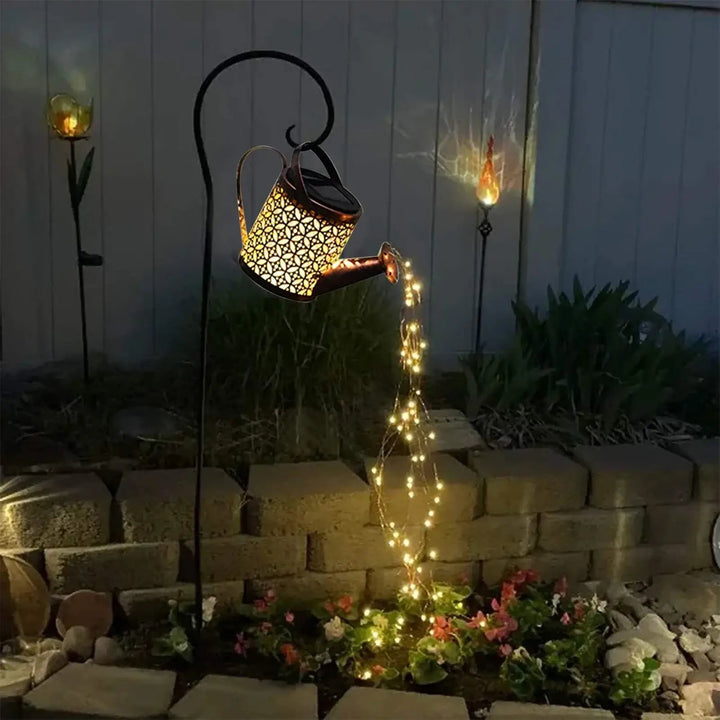 Decoración exterior: regadera solar con luces LED que iluminan senderos y plantas del jardín.