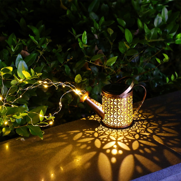 Lámpara solar LED para jardín, diseño de regadera con luces que crean un ambiente acogedor.