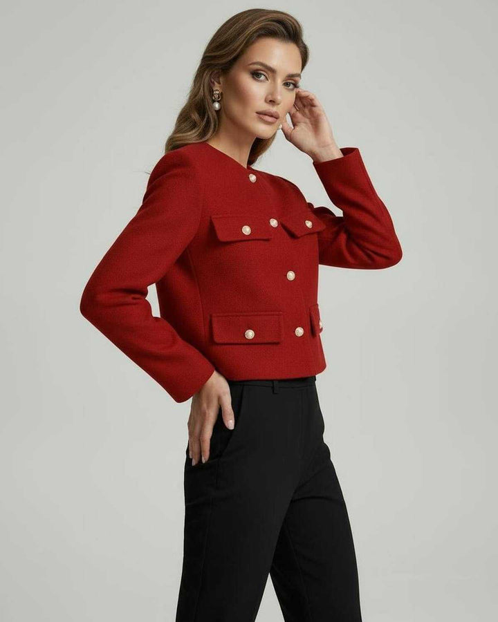 Estilo chic de moda femenina con chaqueta corta Soleil roja vibrante para mujer, botones dorados elegantes.