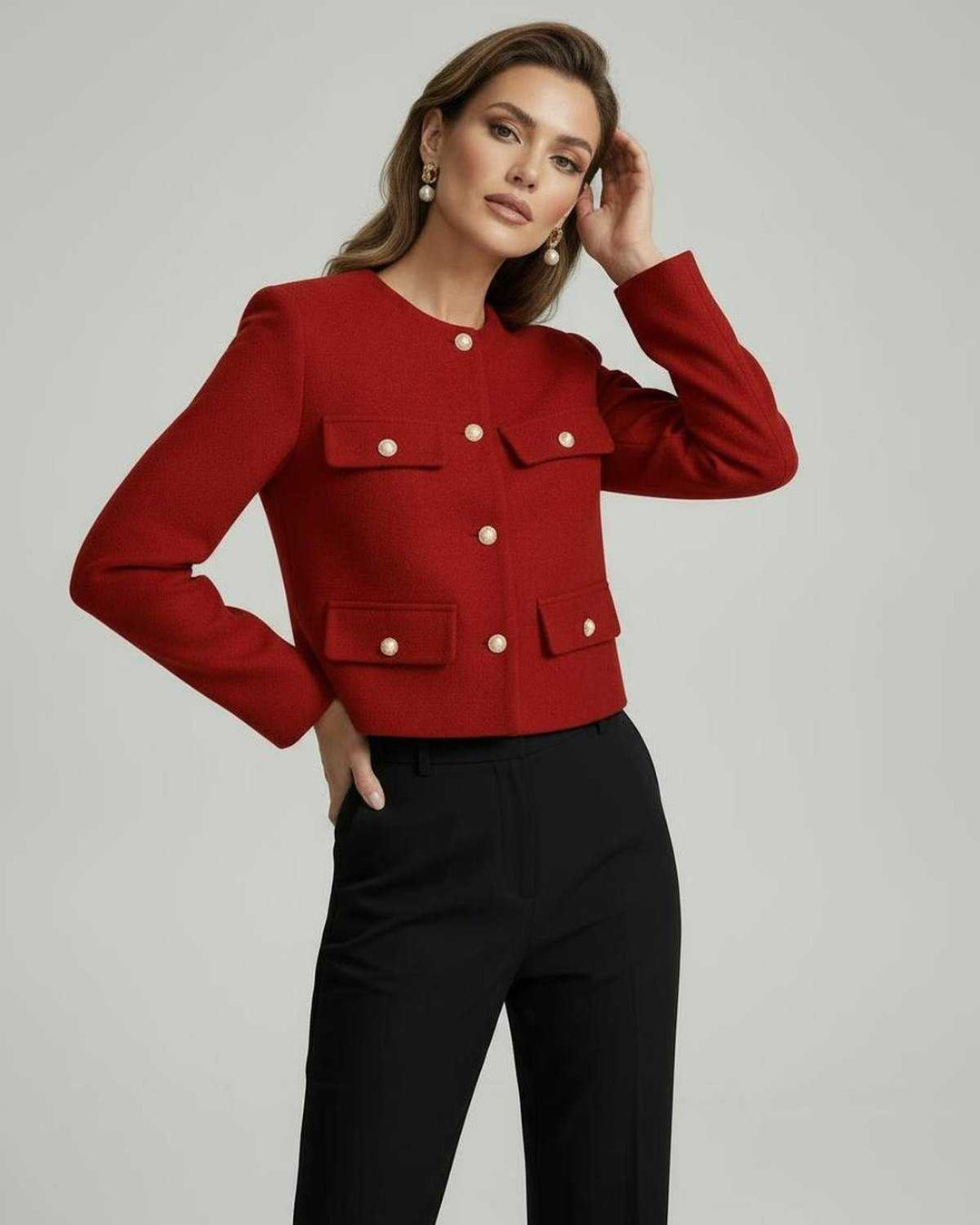 Detalle de botones dorados en chaqueta corta roja Soleil, realzando su estilo elegante y vibrante para mujer.