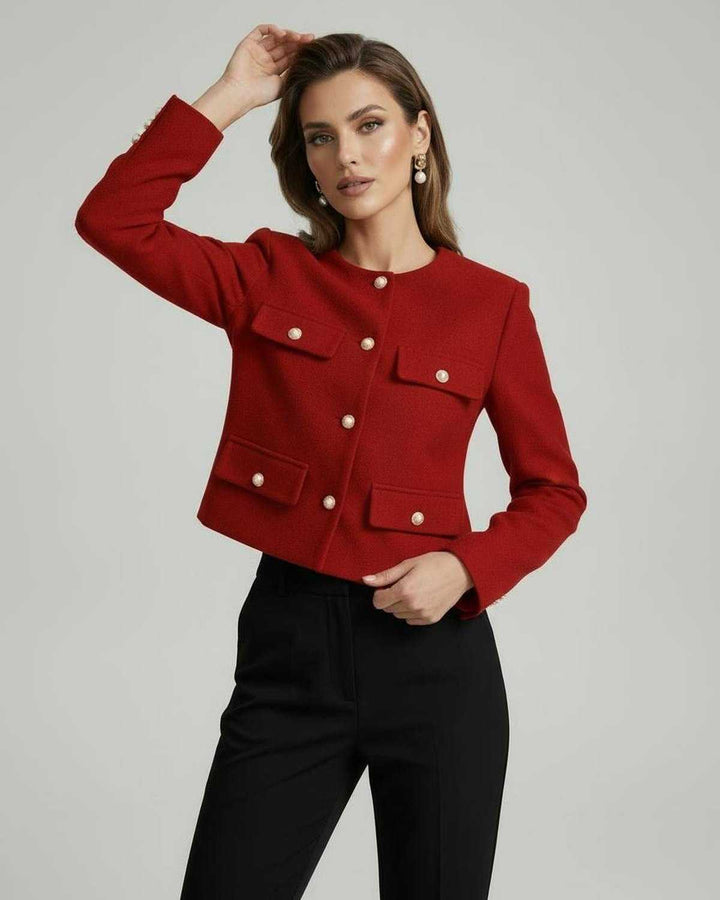 Mujer luciendo chaqueta corta roja Soleil, perfecta para atuendo formal o look casual sofisticado y chic.