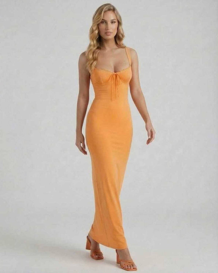 Vestido maxi naranja elegante para mujer, con encaje, ideal para eventos de verano.