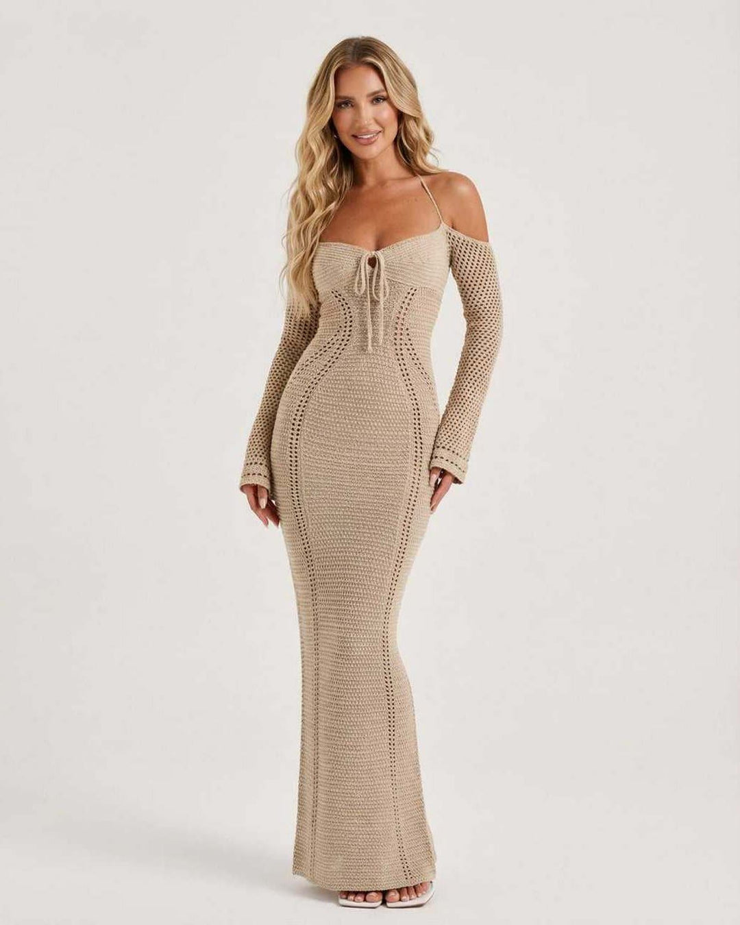 Vestido maxi elegante de mujer con espalda descubierta y lazo, ideal para fiesta o evento especial.
