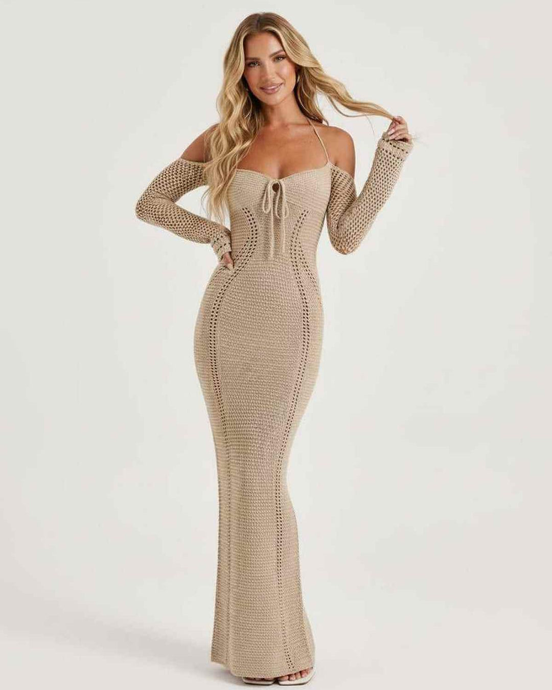 Moda femenina: vestido maxi ajustado con espalda descubierta y detalle de lazo, para ocasiones especiales.