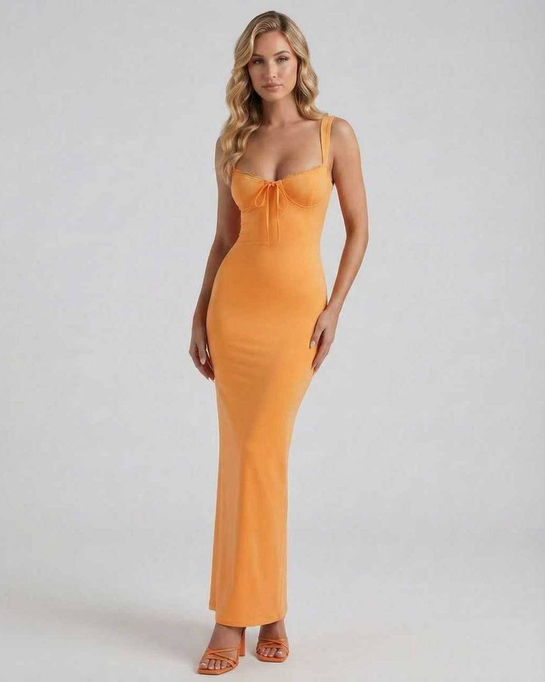Vestido maxi naranja vibrante para mujer, estilo de fiesta con encaje elegante.