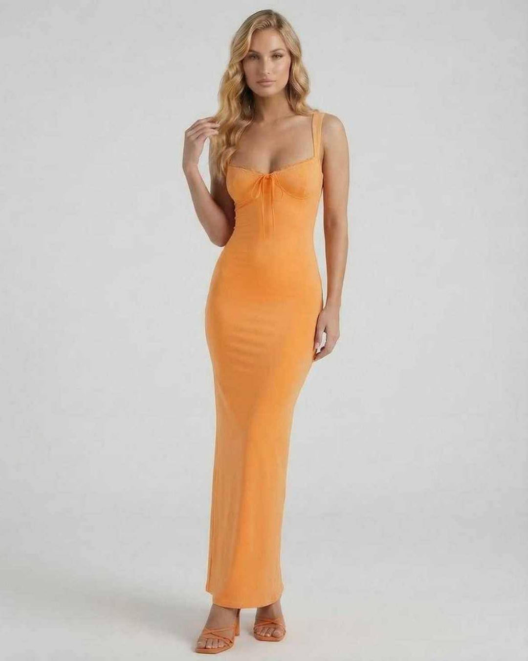 Vestido de mujer naranja vibrante, maxi y con encaje, perfecto para fiesta o verano.
