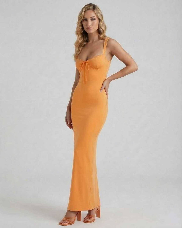 Elegante vestido maxi naranja con encaje, perfecto para fiestas de verano.