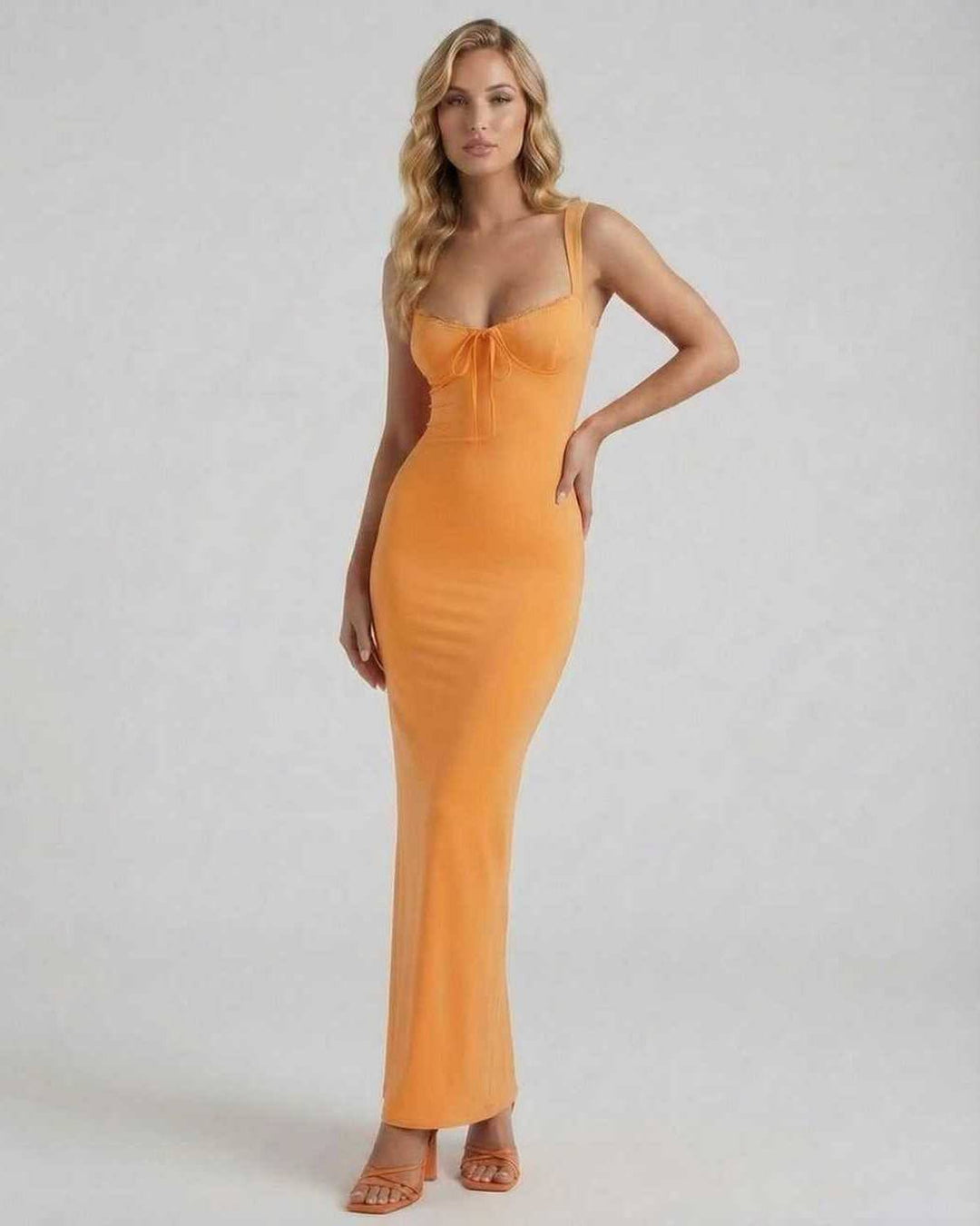 Vestido ajustado naranja de mujer, estilo club, con finos detalles de encaje.