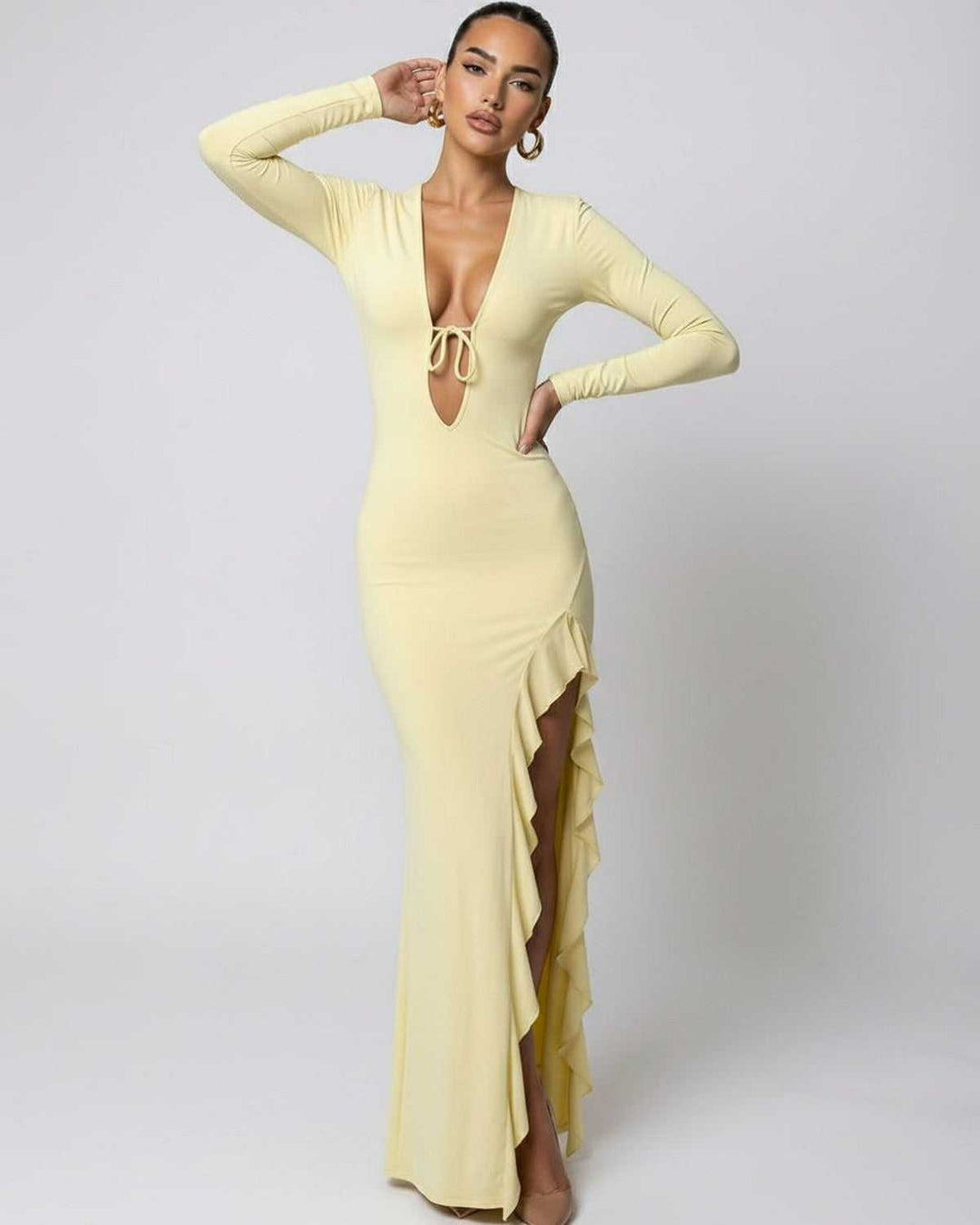 Vestido amarillo largo fluido con volantes y escote V. Un diseño elegante para la mujer moderna.