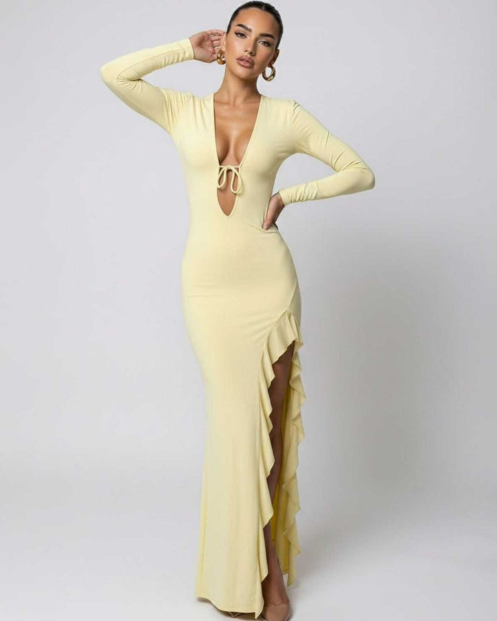 Vestido amarillo largo fluido con volantes y escote V. Un diseño elegante para la mujer moderna.