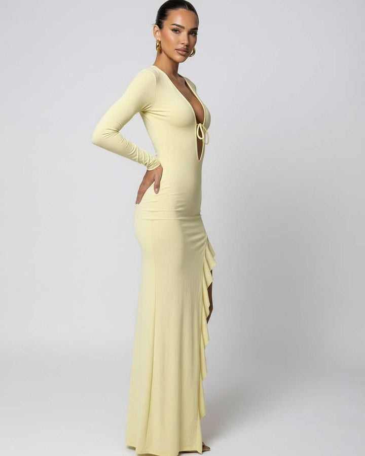 Elegante vestido maxi amarillo de mujer con volantes decorativos y escote pronunciado en V.