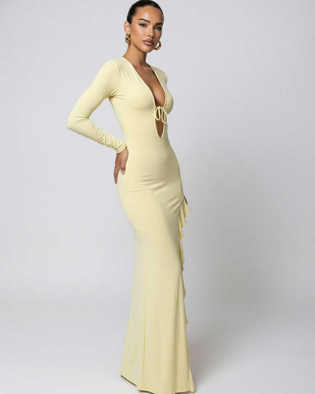 Vestido amarillo vibrante para fiesta, estilo maxi con escote V y delicados volantes.