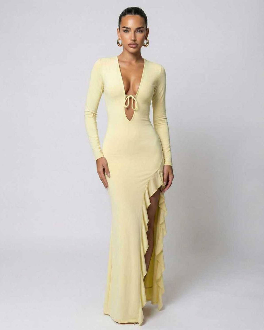 Vestido maxi amarillo de mujer con escote V y volantes. Fluido y elegante para verano.