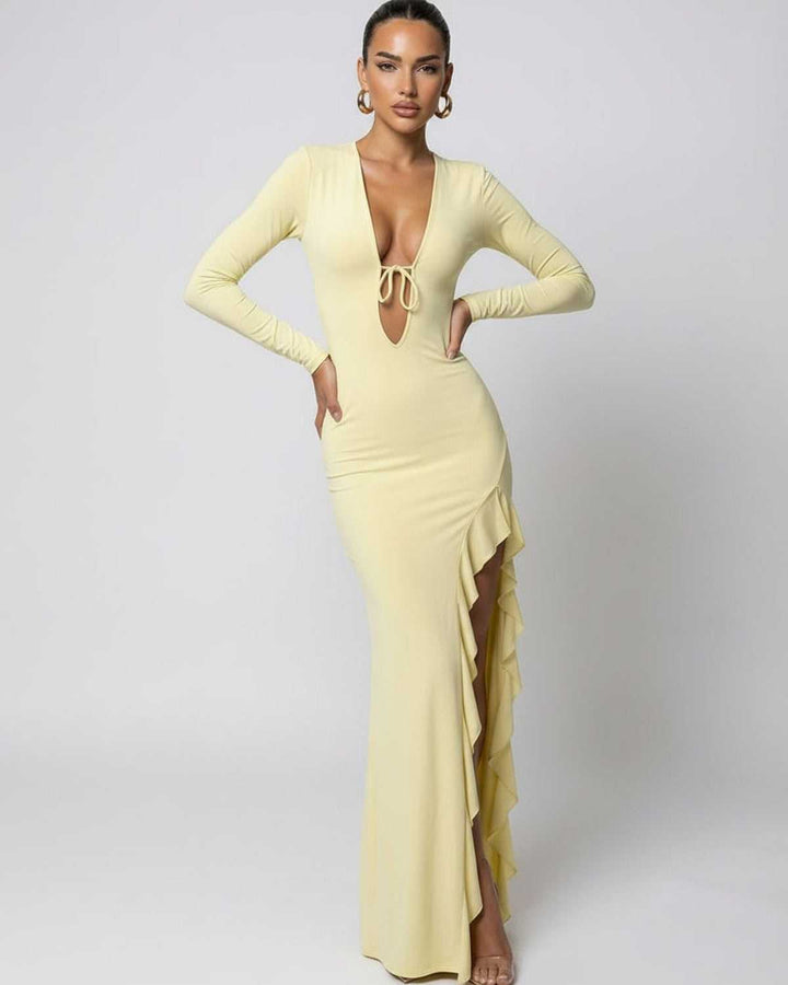 Vista del corte fluido del vestido maxi amarillo para mujer, con volantes y escote V.