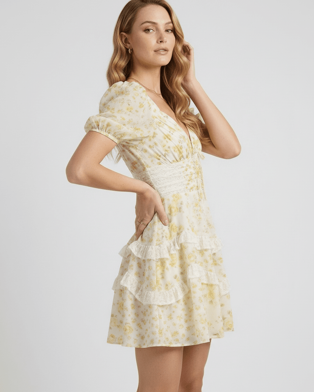 Vestido mini blanco con estampado floral, escote V profundo y volantes decorativos. Prenda versátil para verano.
