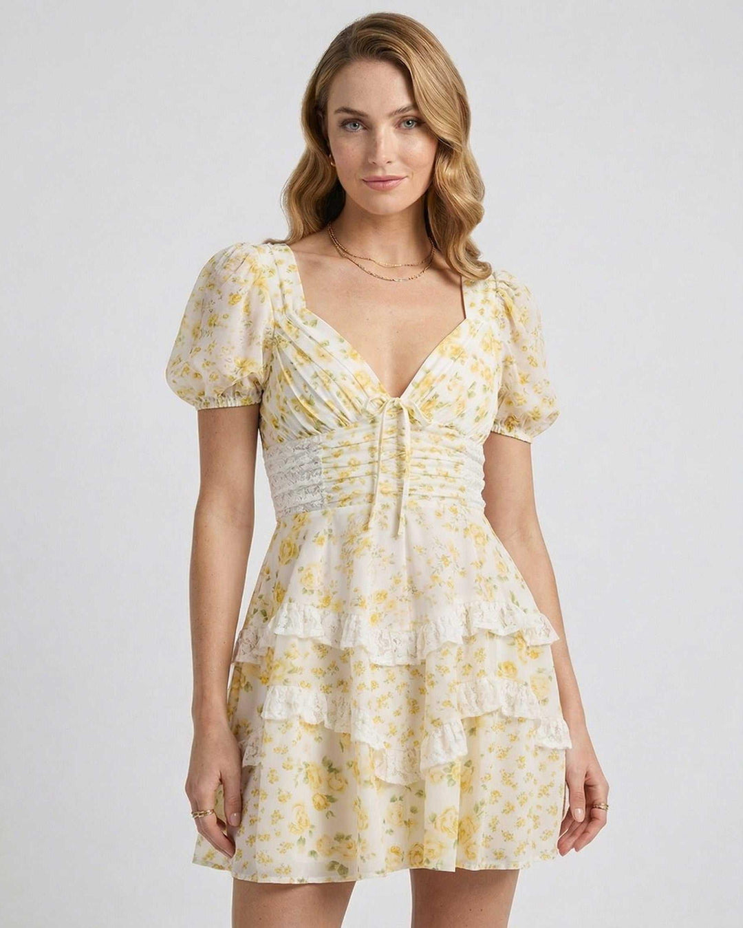 Vestido mini floral blanco para mujer con escote V, volantes suaves y estilo veraniego. Ideal para playa o casual.
