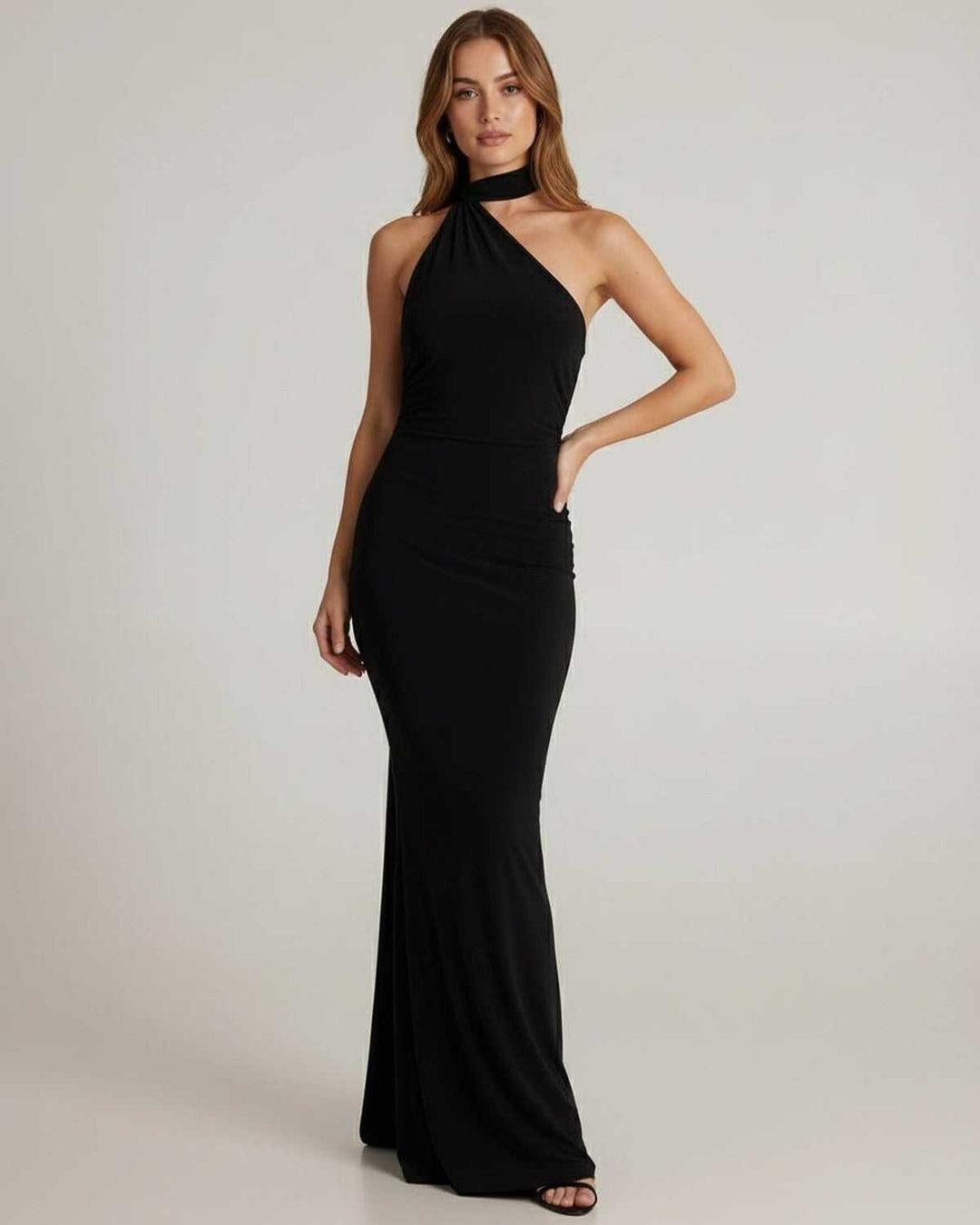 Vestido de coctel y noche Solene negro, estilo maxi y cuello halter. Elegancia para fiestas y ocasiones especiales.