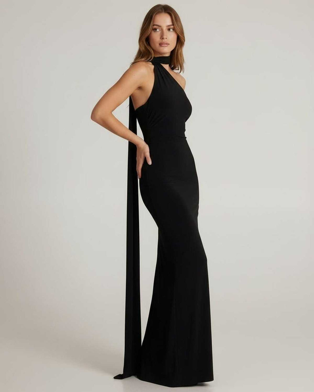 Vestido maxi negro Solene de mujer. Cuello halter, estilo elegante y formal para noche, coctel y fiestas.