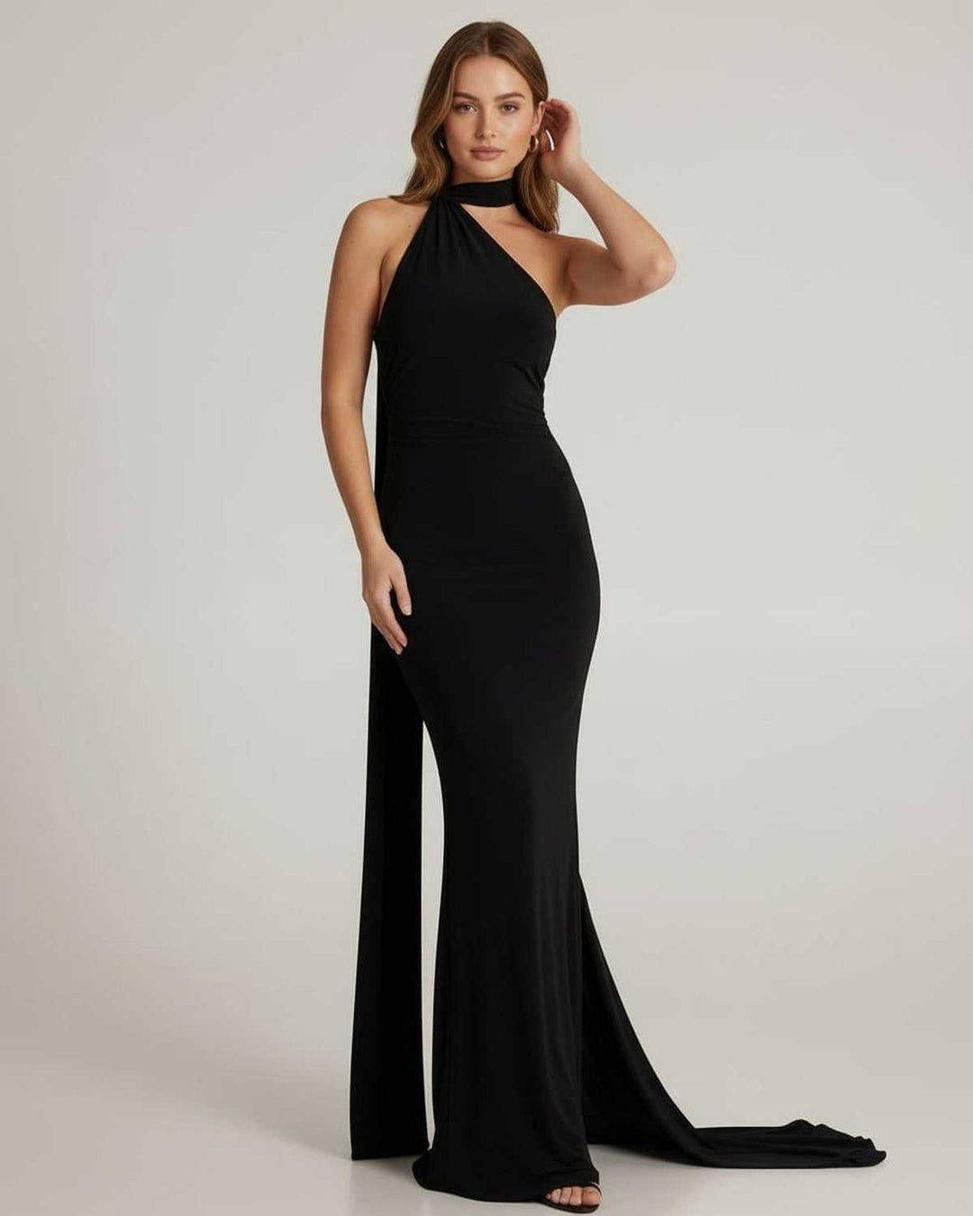Vestido largo negro Solene con cuello halter, moda elegante para mujer. Perfecto para noches de fiesta y eventos.