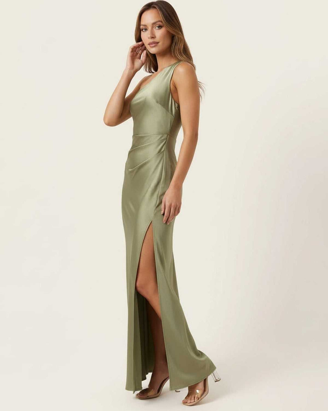 Elegante vestido maxi blanco para mujer con hombro único, ideal para eventos de gala y fiestas formales.