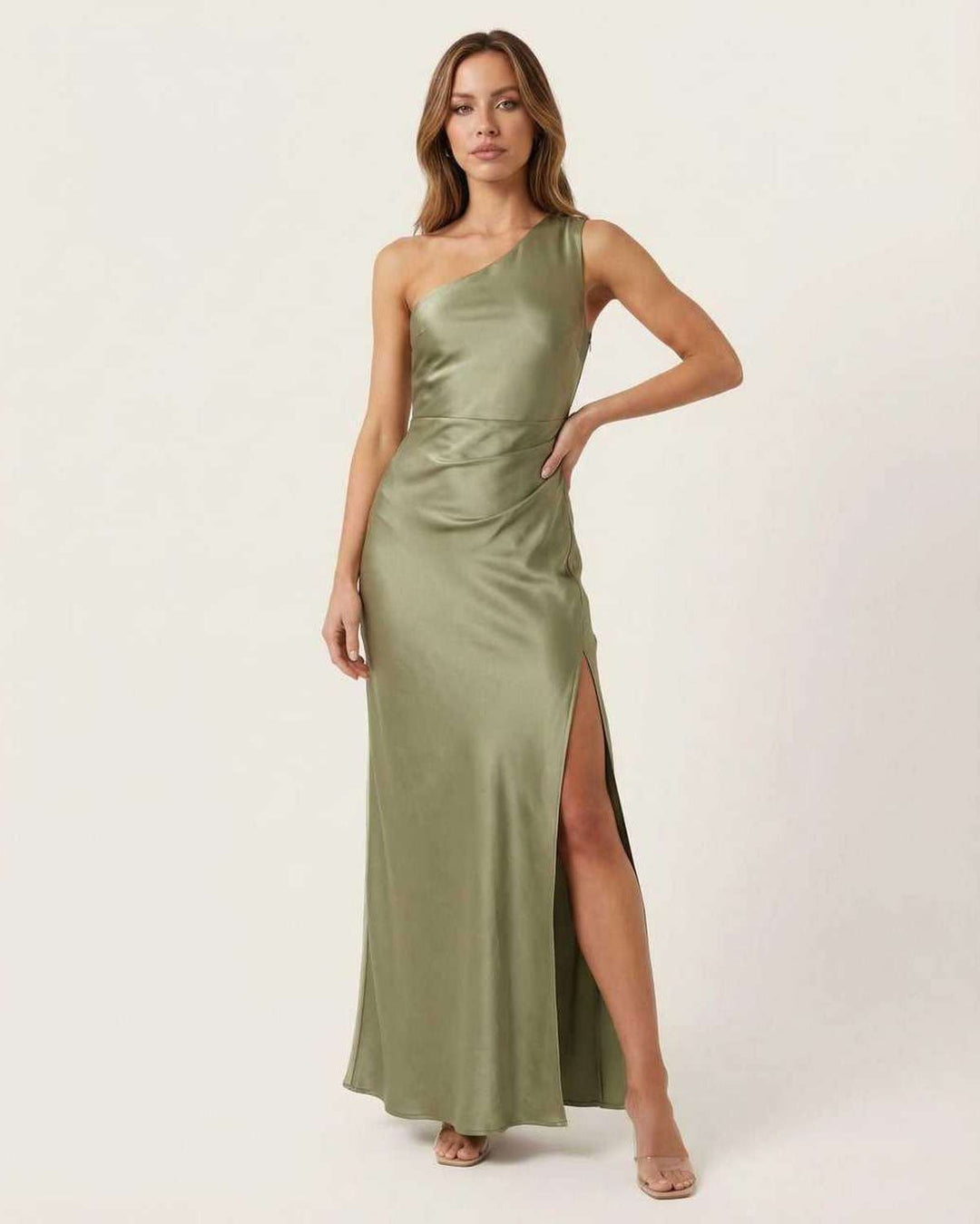 Vestido maxi blanco de mujer con hombro único, ideal para noche elegante y ocasiones especiales.