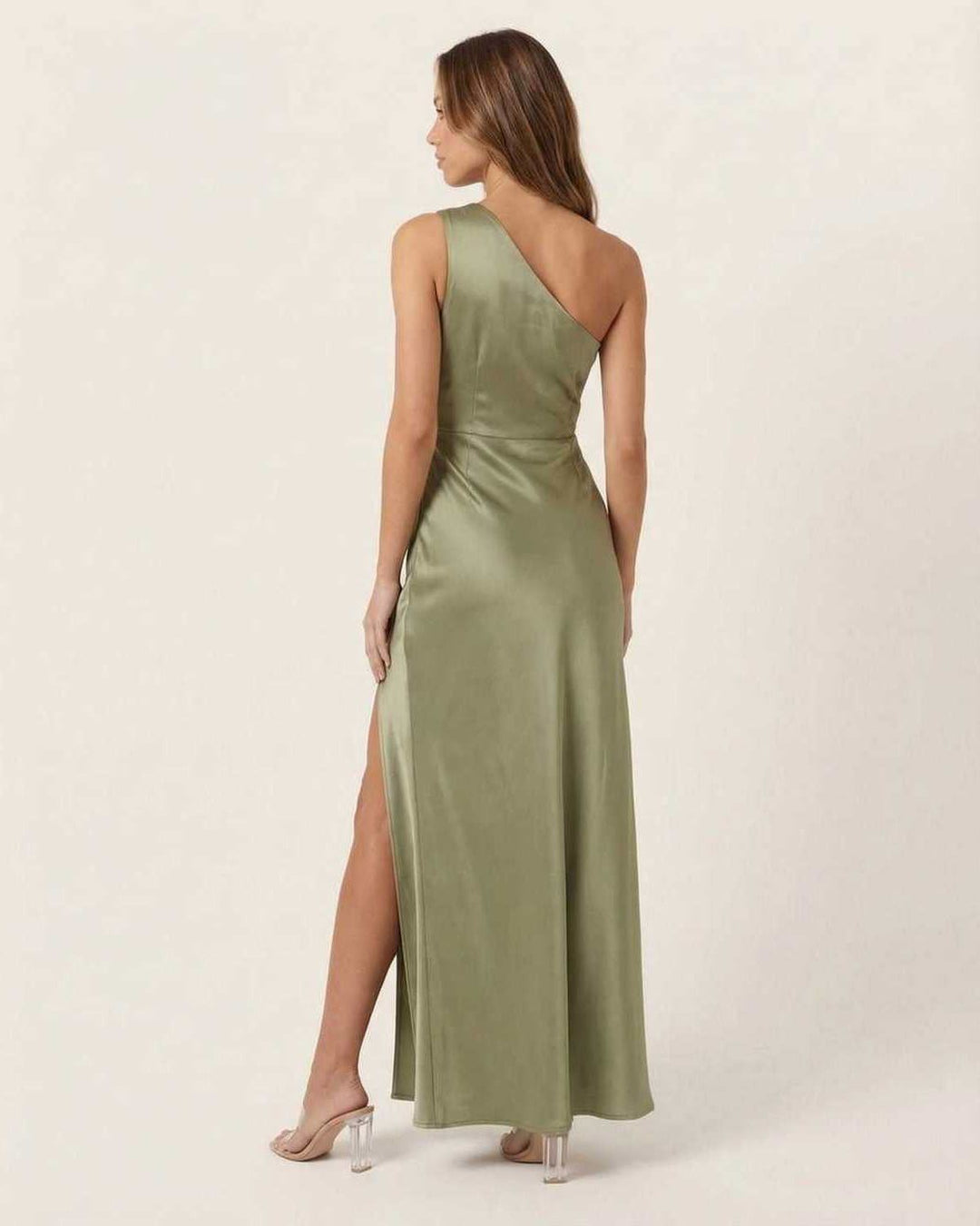 Vestido de noche formal blanco con diseño de hombro único, perfecto para invitada de boda o celebración.