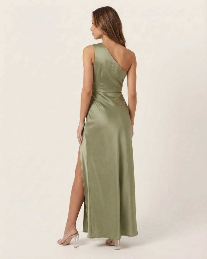 Vestido de noche formal blanco con diseño de hombro único, perfecto para invitada de boda o celebración.