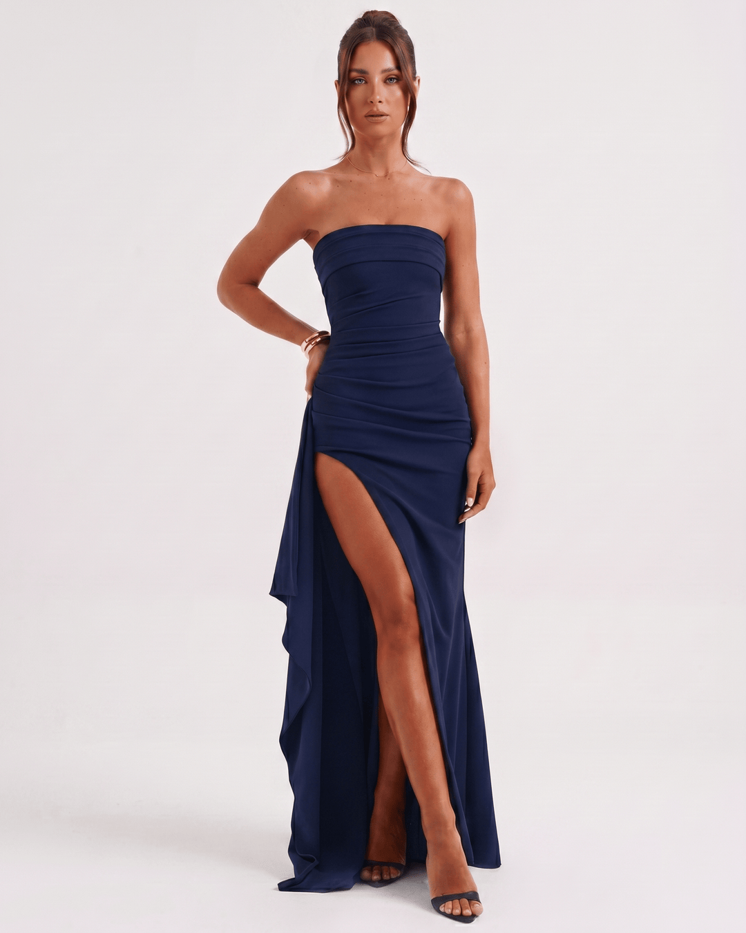 Maxi vestido ajustado asimétrico, elegancia contemporánea para fiestas.