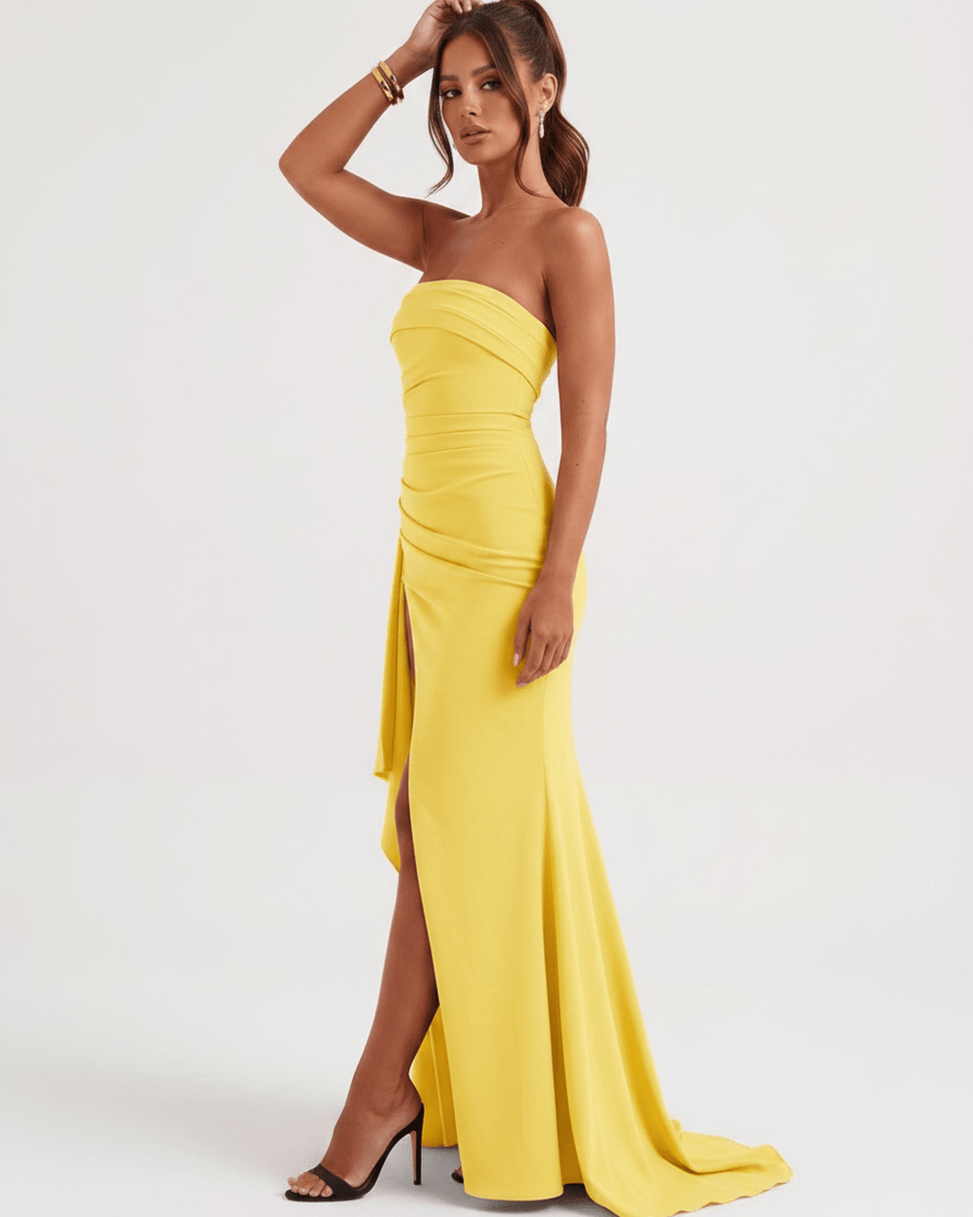 Vestido bandeau maxi asimétrico sin mangas, ideal para cóctel y eventos de verano.