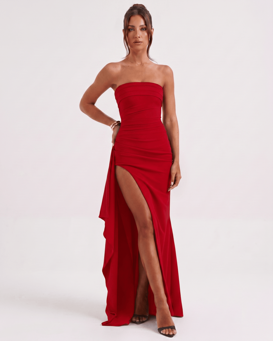 Vestido sin mangas asimétrico, escote bandeau, ideal para eventos de día o noche.