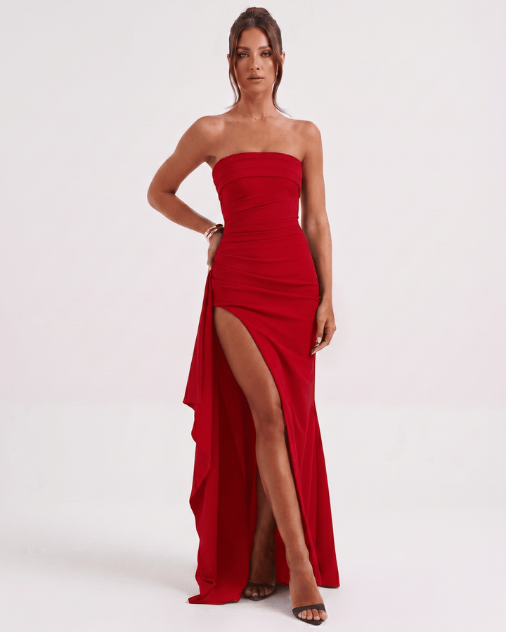 Vestido sin mangas asimétrico, escote bandeau, ideal para eventos de día o noche.