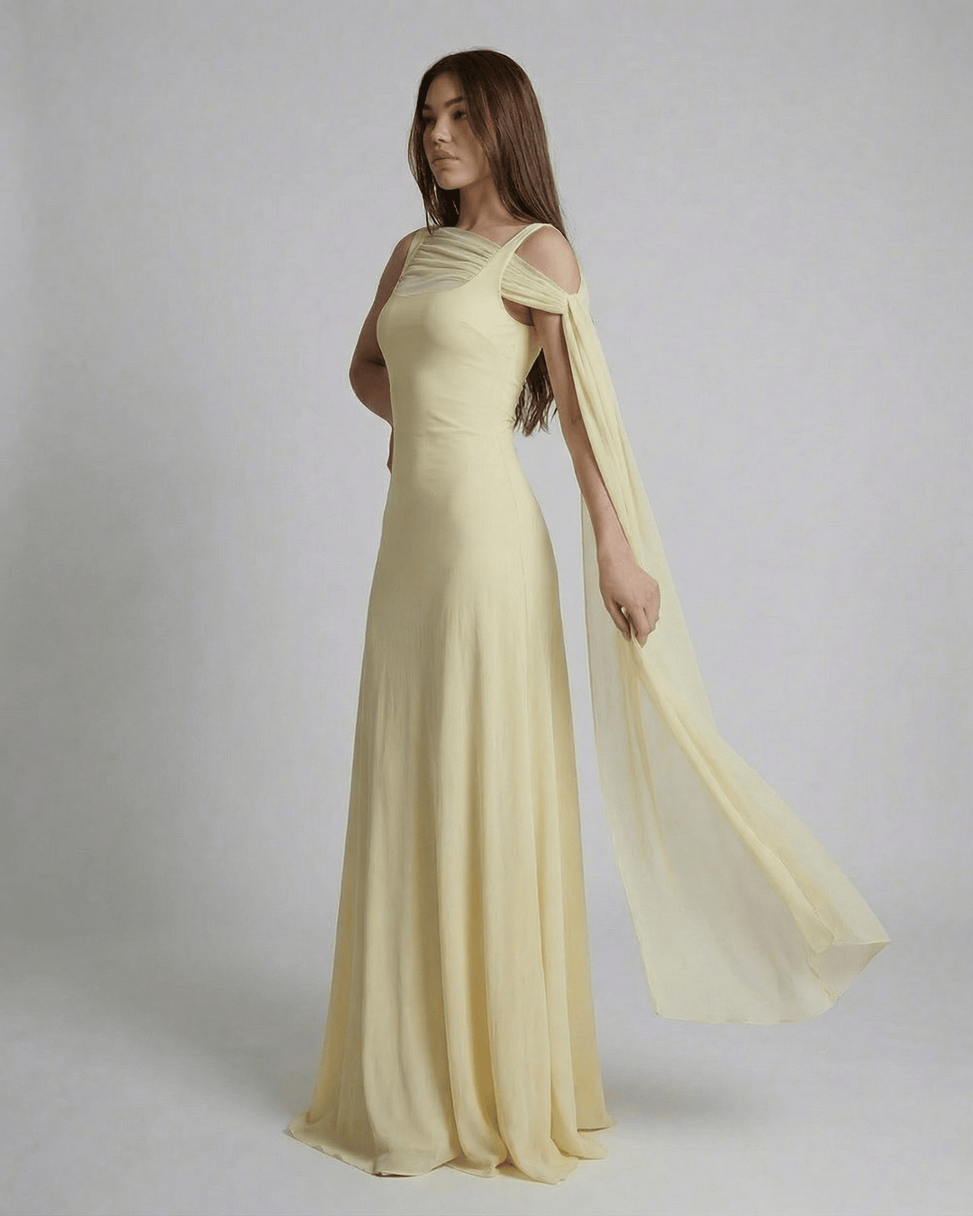 Vestido de fiesta blanco maxi para mujer, modelo Solenne. Elegancia flotante para eventos y celebraciones.