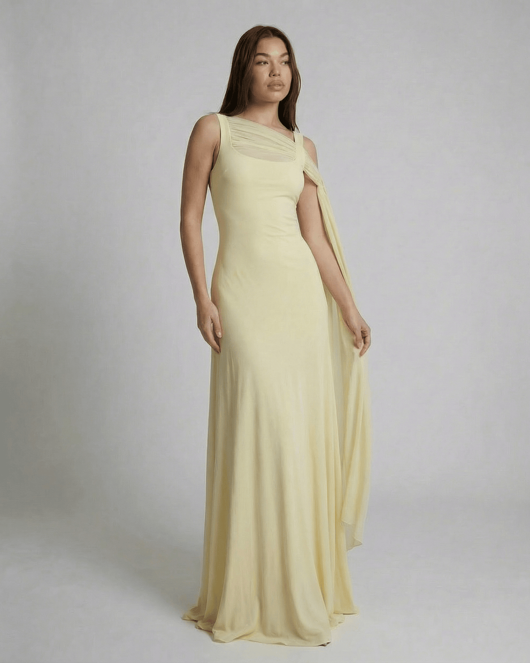 Detalle del escote cuadrado y tirantes finos del vestido maxi Solenne blanco. Estilo femenino y moderno.