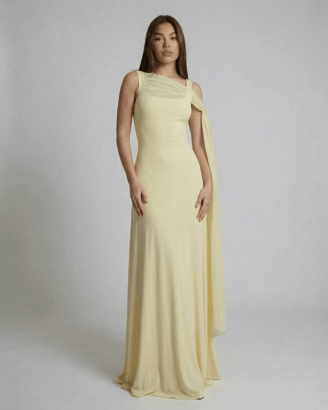 Vestido maxi Solenne blanco elegante para mujer con chal de malla. Ideal para fiesta y ocasión especial.
