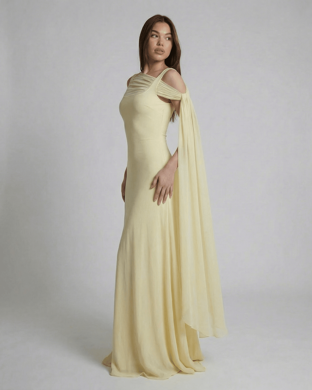 Silueta fluida del vestido maxi Solenne blanco con chal de malla. Diseño elegante para mujer.