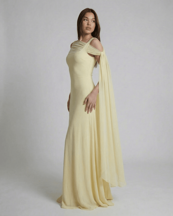 Silueta fluida del vestido maxi Solenne blanco con chal de malla. Diseño elegante para mujer.