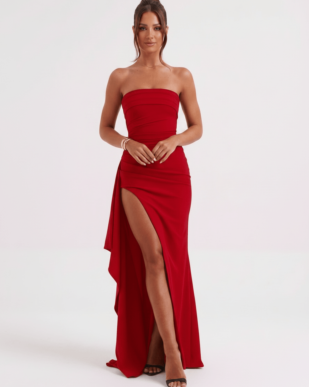 Vestido de noche largo asimétrico, elegancia femenina y corte impecable.