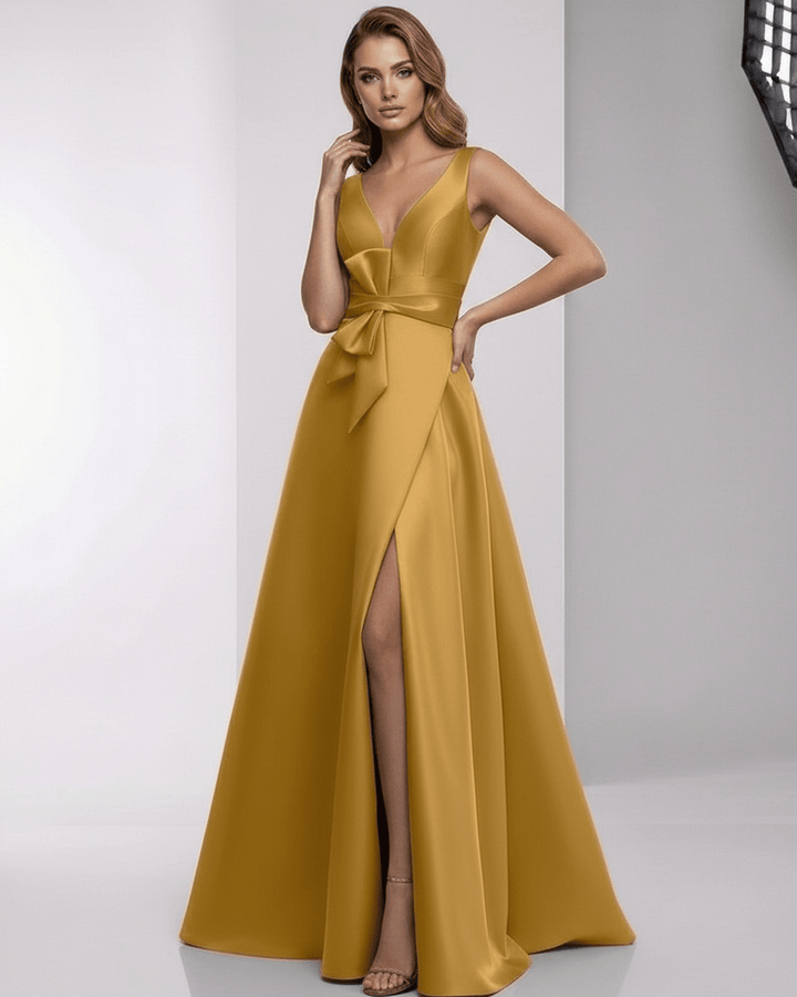 Vestido de gala blanco fluido con lazo para mujer, estilo Solenne Fluye, ideal para fiestas y eventos.