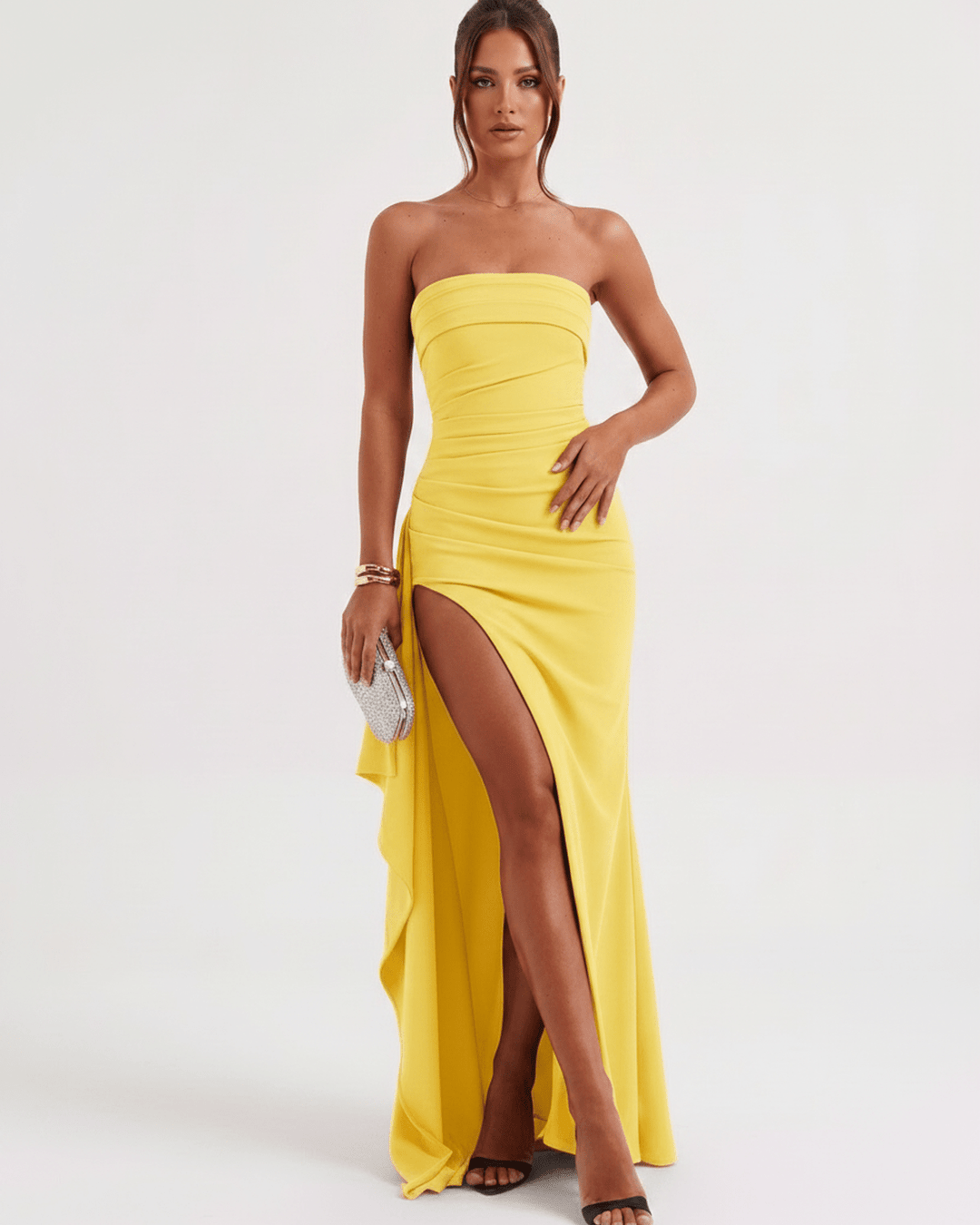 Maxi vestido de noche asimétrico y ajustado, con escote sin tirantes.