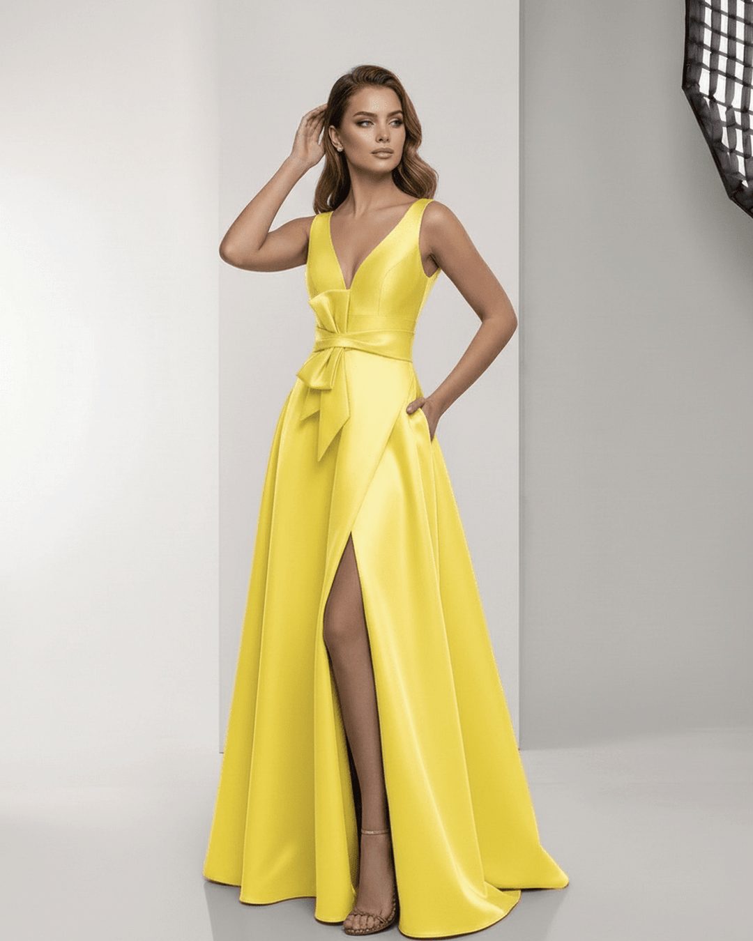 Vestido largo blanco de gala, con escote en V y lazo decorativo, ropa formal femenina.