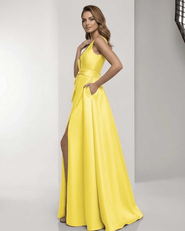 Vestido blanco con escote en V, corte A y lazo. Elegante ropa de noche para mujer.