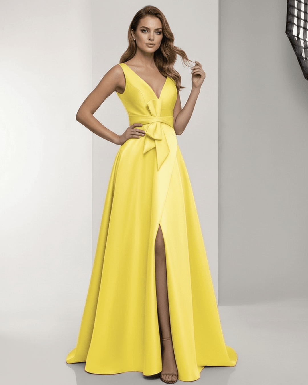 Maxi vestido blanco de noche con escote en V y detalle de lazo, para mujer elegante.