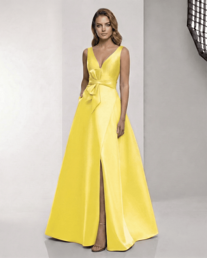 Vestido maxi blanco elegante para mujer con escote en V, ideal para invitada de boda.