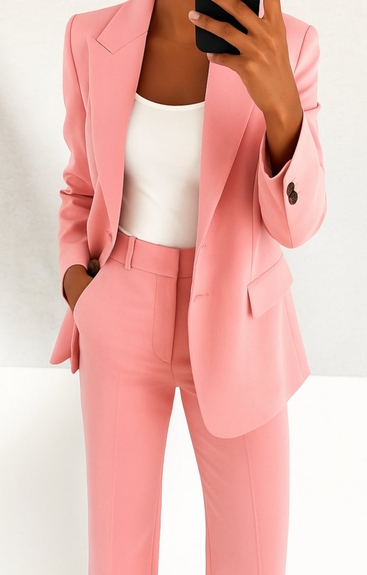 Conjunto elegante de chaqueta y pantalón. Atuendo profesional femenino, ideal para eventos de moda y negocios.
